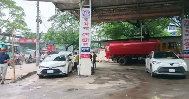 পাম্পে গেলেই মিলছে তেল